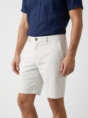 Vineyard Vines Men's Off-White Flat Front Shorts #businesscasual #golfshorts